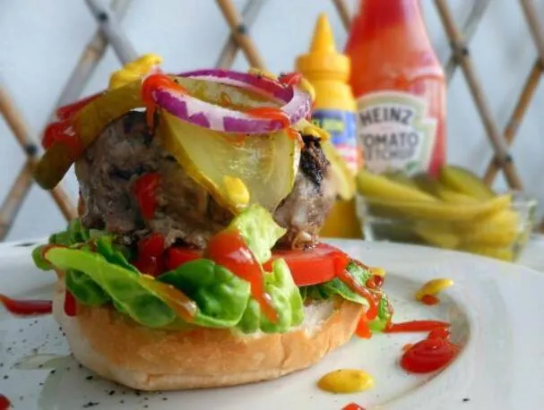 Amerykański burger wołowy