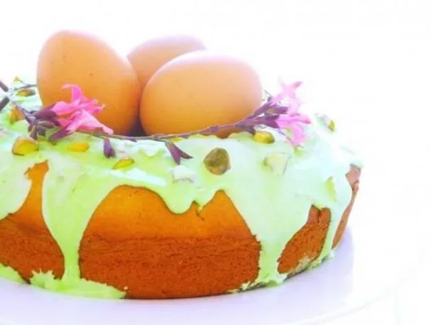 Gniazdo wielkanocne słodkie ciasto z lukrem z kwaśnej śmietany i pistacjami