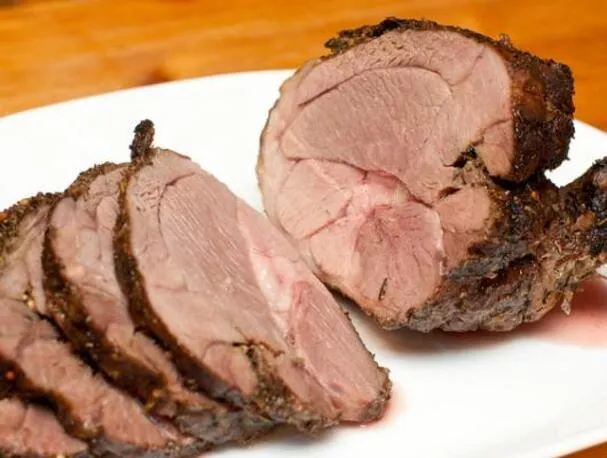 Łatwa pieczona noga jagnięca z czosnkiem, rozmarynem i pietruszką