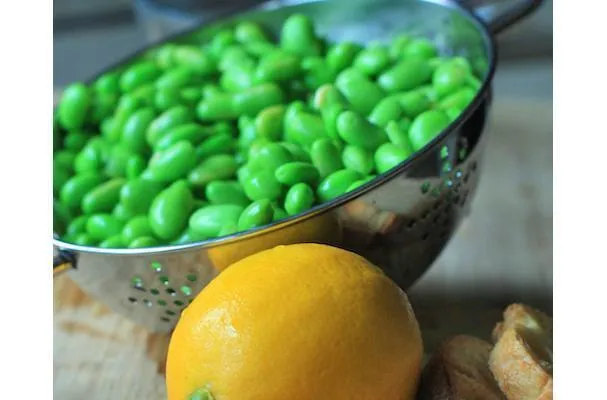 Crostini z edamame z cytryną Meyer i shiso