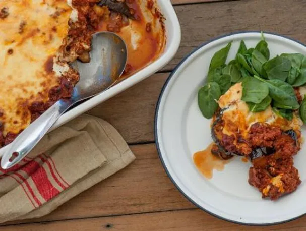 Bakłażan i musaka jagnięca z kremowym sosem beszamelowym z koziego sera