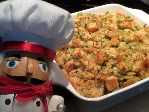 Świeża ziołowa zapiekanka chlebowa