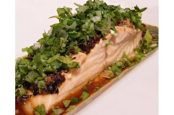 Świeża sałatka z łososiem