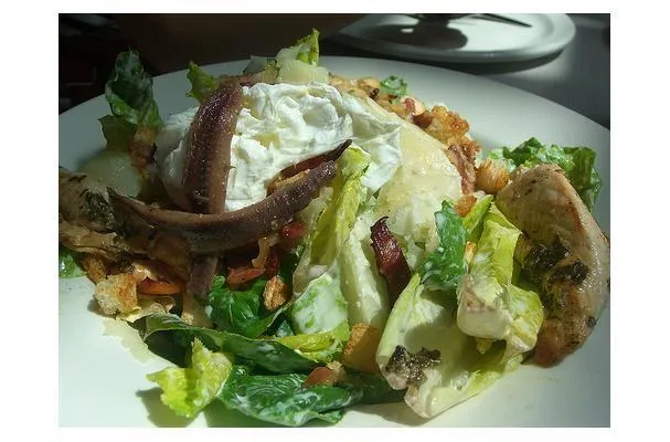 Sałatka Cezar z kurczakiem i czosnkiem