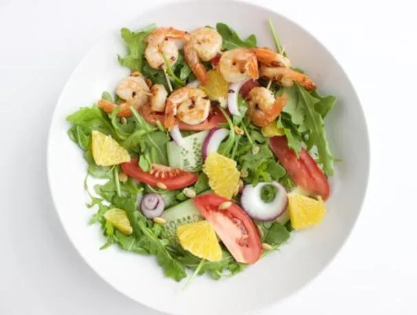 Krewetki z czosnkiem i pomarańczową sałatką z rukolą