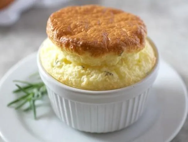 Soufflé z koziego brie