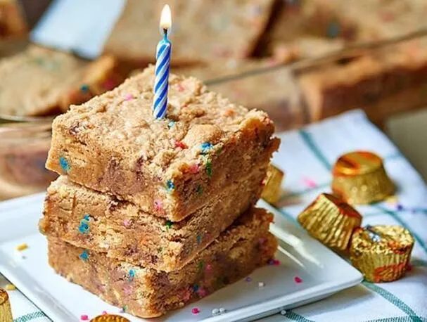 Złote blondies z masłem orzechowym i ciasteczkami Oreo