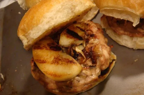Grillowane burgery z indyka z jabłkiem i serem brie z karmelizowaną cebulą