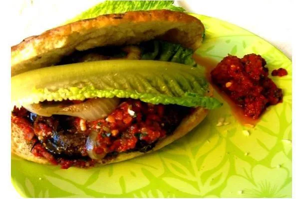 Grillowane burgery z portobello z pastą z pieczonej papryki i pomidorów