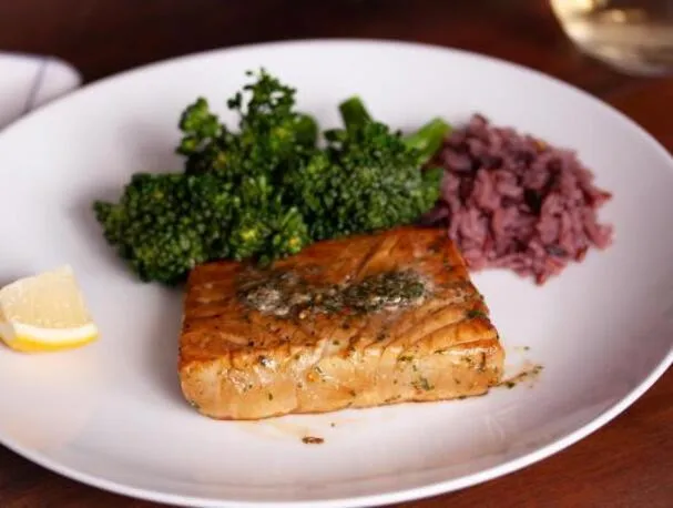 Halibut w marynacie z soi, miodu i imbiru