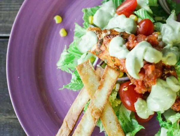 Zdrowa i pikantna sałatka z tacos z rybą