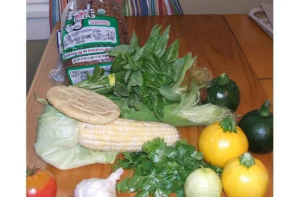 Pomidory heirloom z tajską bazylią i sosem z kukurydzy supersłodkiej