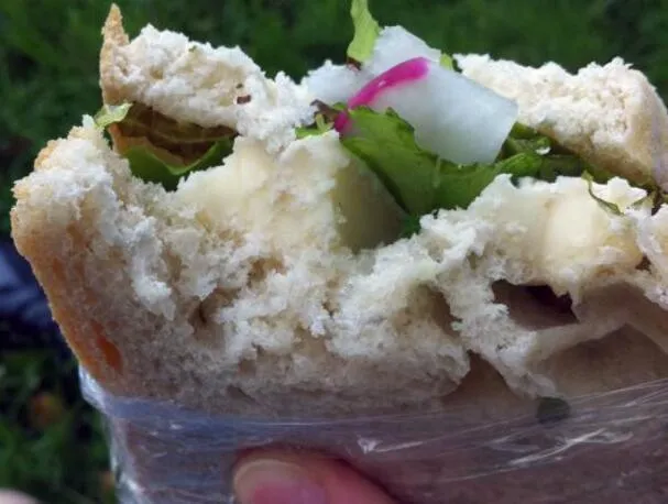 Kanapka z serem brie, rzodkiewką i ziołami