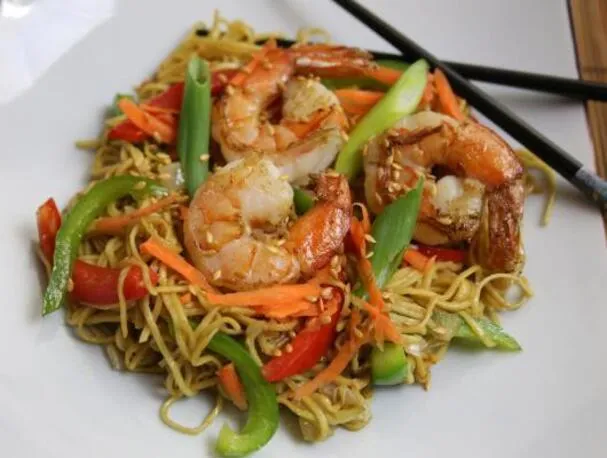 Japońskie smażone nudle z krewetkami