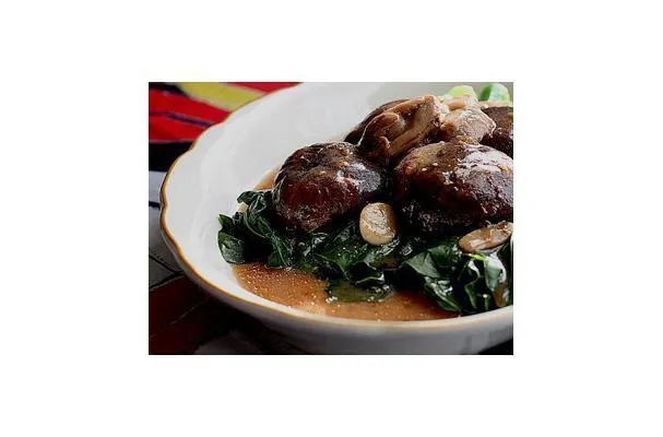 Pak Choi z duszonymi grzybami i miniaturowymi małżami oraz rozmowa z samotną staruszką