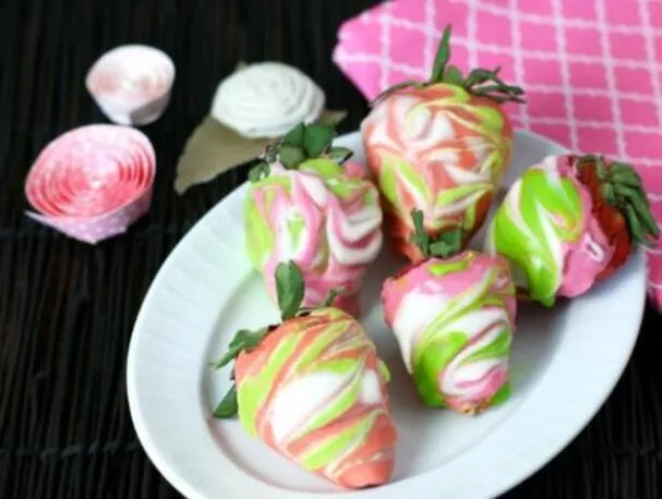 Marmurowe Truskawki w Czekoladzie