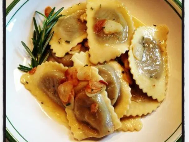 Bezmięsny poniedziałek :: Agnolotti z grzybami leśnymi w sosie maślanym z rozmarynem i czosnkiem