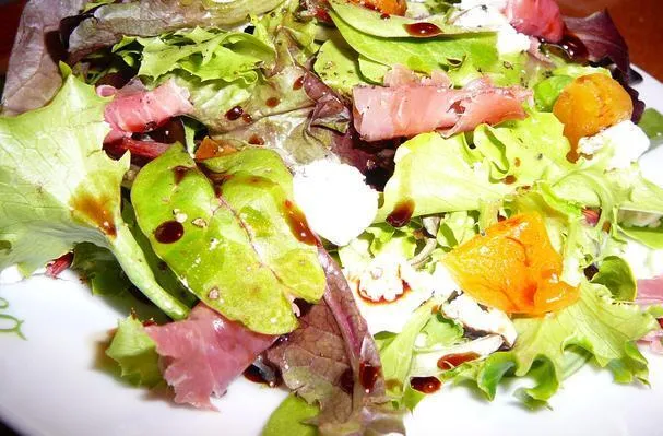 Mieszanka sałat mesclun z serem kozim, morelami, szynką prosciutto i octem winnym