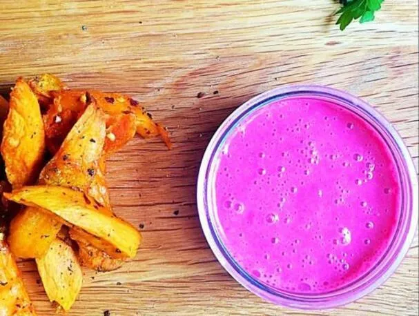 Pieczone w piekarniku słodkie ziemniaki z dipem jogurtowym z buraków