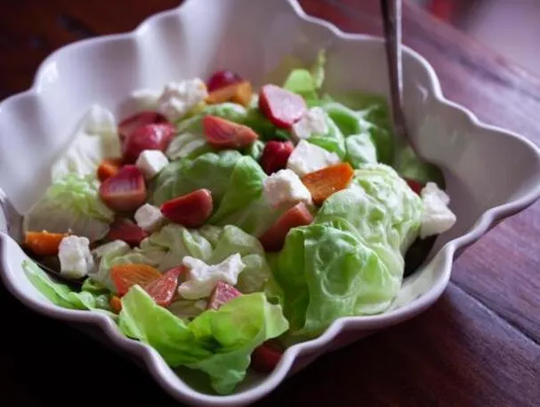 Pieczone młode buraczki z sałatą i serem feta