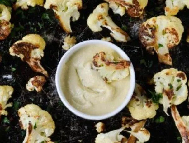 Pieczony kalafior z sosem tahini