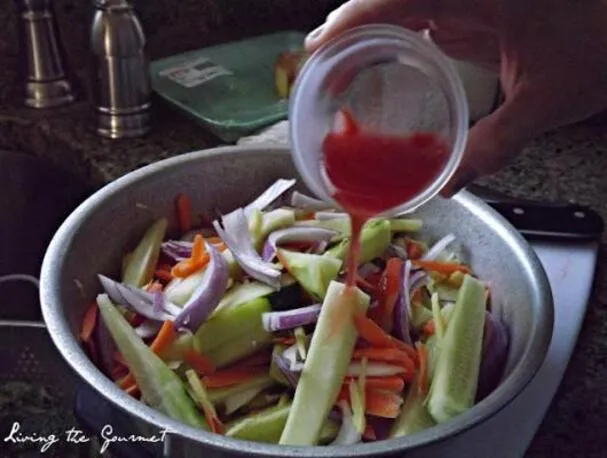 Smażona pierś z kurczaka z czosnkiem, cytryną i sałatką z ogórka