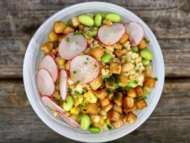 Smokey Millet Super Grain Bowl z chrupiącym tofu
