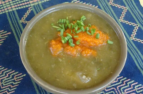 Szczawiowa zupa z lubczykiem i marchewkowo-miętowym puree