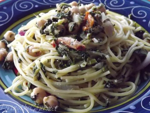 Spaghetti z ciecierzycą i serem feta