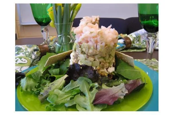 Niesamowita sałatka Cobb w warstwach