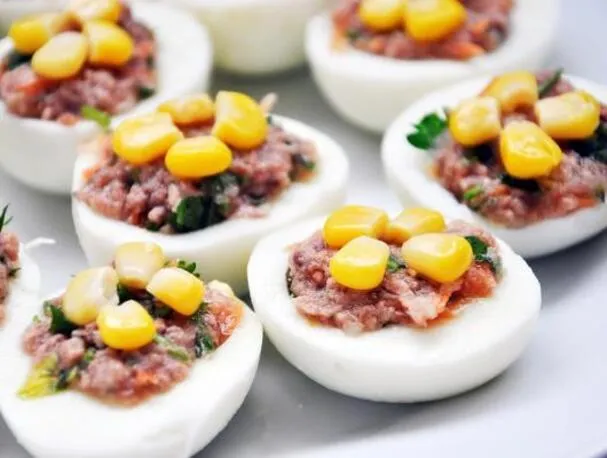 Jajka na twardo faszerowane tuńczykiem