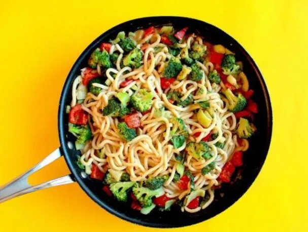 Makaron udon z pikantnym sosem orzechowym