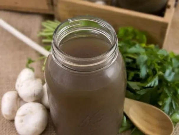 Rosół wołowy z czerwonym winem i borowikami