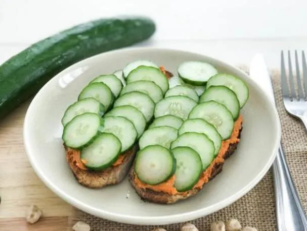 Chleb pełnoziarnisty z hummusem i ogórkiem