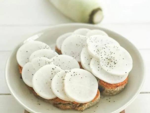 Chleb pełnoziarnisty z hummusem i rzodkiewką