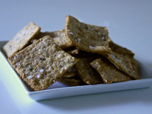 Krakersy z siemieniem lnianym, koprem włoskim i mąką pełnoziarnistą