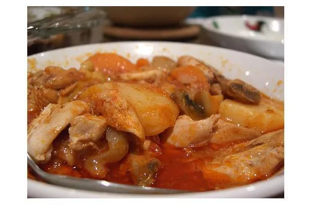 Gulasz z kurczaka i orzechów ziemnych