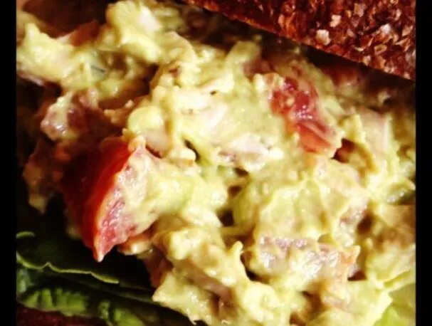 Sałatka z kurczakiem, awokado, wędzonym boczkiem Applewood i pomidorami