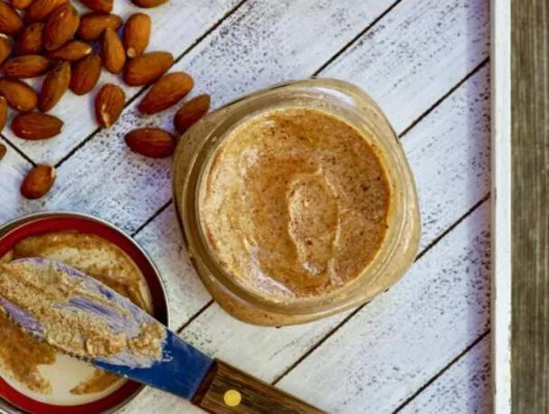 Masło migdałowe z tahini i miodem