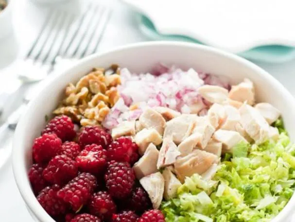 Sałatka siekana z jeżynami