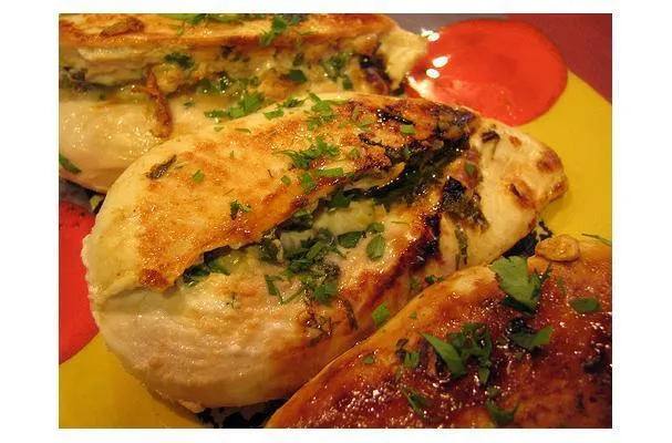 Piersi z kurczaka faszerowane kolendrą i czosnkiem