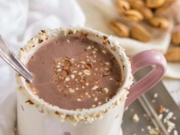 Gorąca czekolada z mlekiem migdałowym